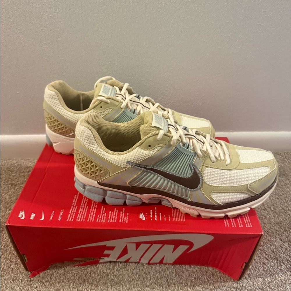 Nike Men’s Vomero 5 Beige and White Sneakers